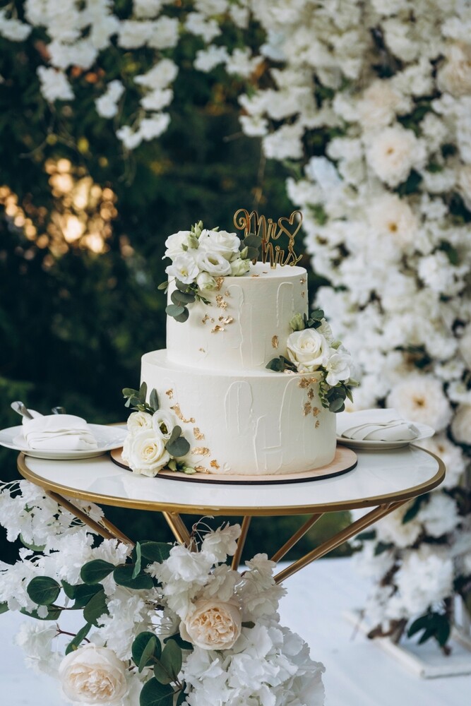 Weiße Hochzeitstorte mit cremigen Details, Hochzeitstrends 2026/2027 Berlin Brandenburg Spreejuwel Hochzeiten
