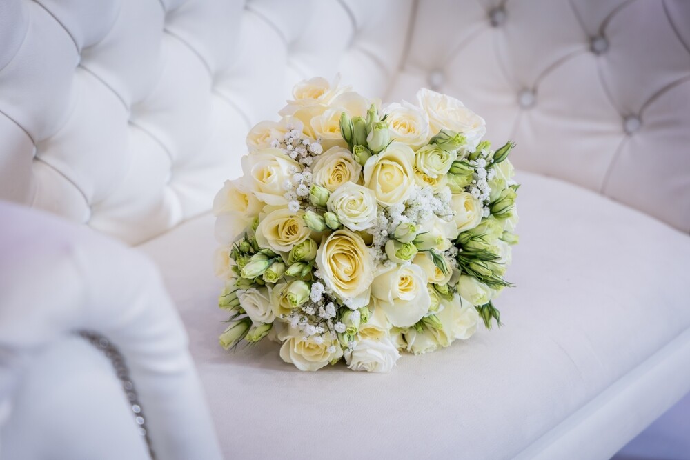 Weißer Blumenschmuck auf Stuhl bei traditioneller Hochzeit, Hochzeitstrends Berlin Brandenburg Spreejuwel Hochzeiten