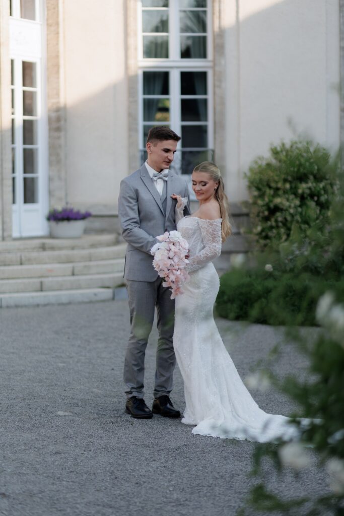 Brautpaar vor der Villa Aurea in Potsdam, Braut mit Brautstrauß in Blush – Leistungen von Spreejuwel Hochzeiten im Überblick