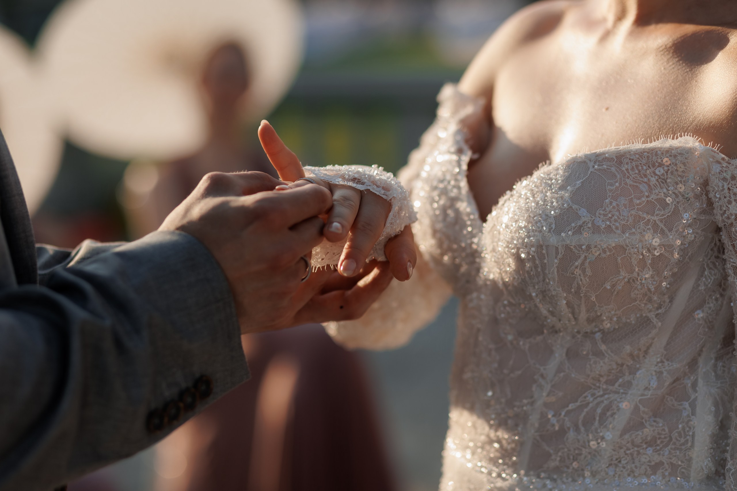 Bräutigam streift der Braut den Ehering an, Nahaufnahme beim Ringtausch – Hochzeitsplanung Brandenburg, Spreejuwel Hochzeiten