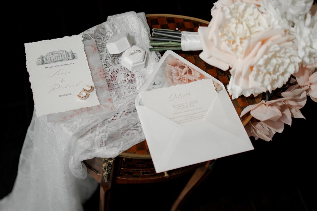 Hochzeitspapeterie mit Einladungskarte, Kuvert, Eheringen und Brautstrauß in Blush – Leistungen von Spreejuwel Hochzeiten