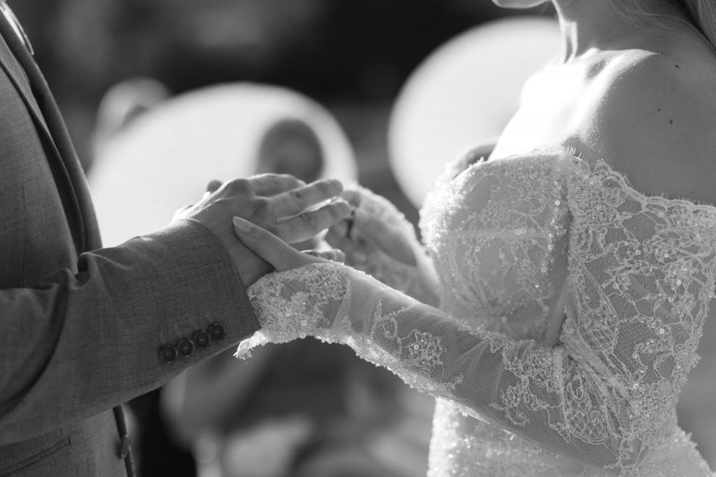Nahaufnahme des Ringtauschs bei einer freien Trauung in Schwarzweiß – Elopement Hochzeit in Berlin und Brandenburg, Spreejuwel Hochzeiten