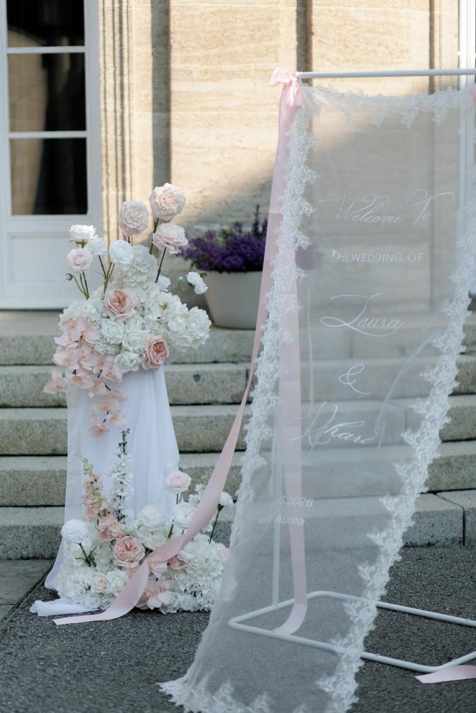 Brautstrauß in Rosé und Weiß neben dem Brautkleid mit langem Spitzenschleier, Hochzeit in Potsdam