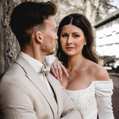 Brautpaar im Gräflichen Park mit Hochzeitsplanerin