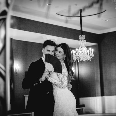 Brautpaar im Gräflichen Park mit Hochzeitsplanerin
