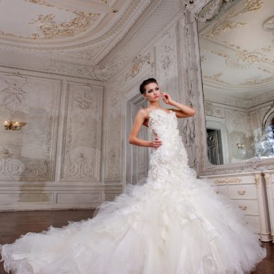 Braut elegant im Schloss