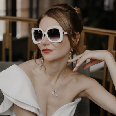 Braut elegant mit Sonnenbrille