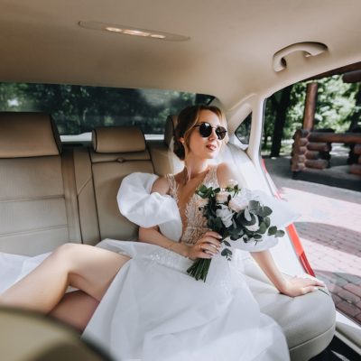 Braut im Hochzeitsauto