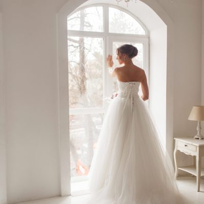 Braut vor dem Fenster