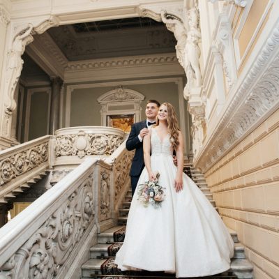 Brautpaar am Schloss auf der Treppe