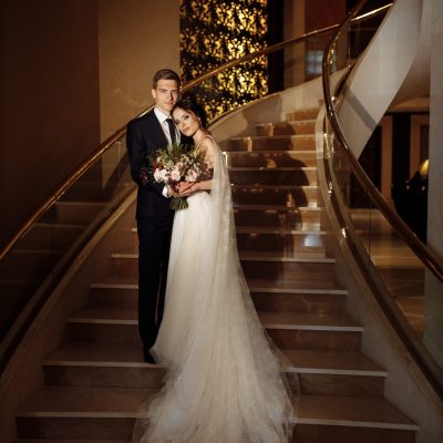 Brautpaar im Hotel auf der Treppe