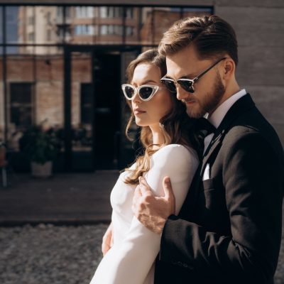 Brautpaar mit Sonnenbrille