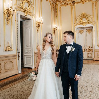 Brautpaarbild nach Zeremonie im Schloss